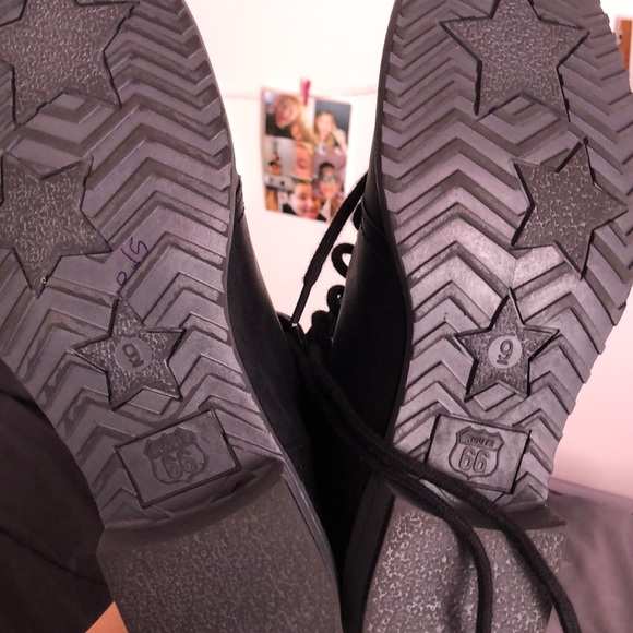 Black boots - Picture 4 of 4